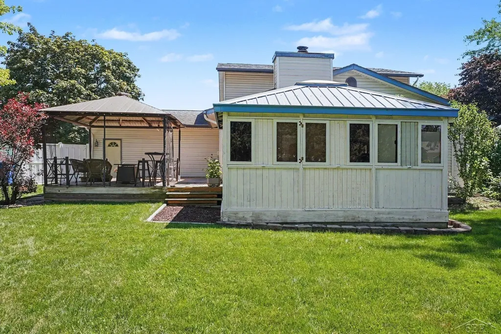 831 Mayflower Drive Saginaw Charter Township MI 48638