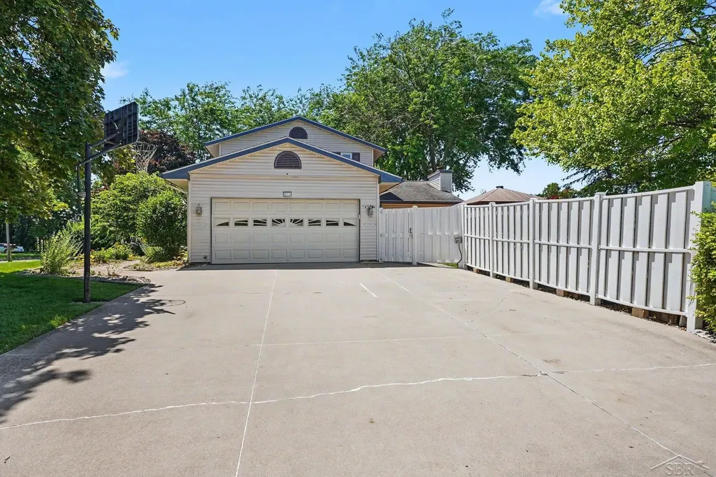 831 Mayflower Drive Saginaw Charter Township MI 48638