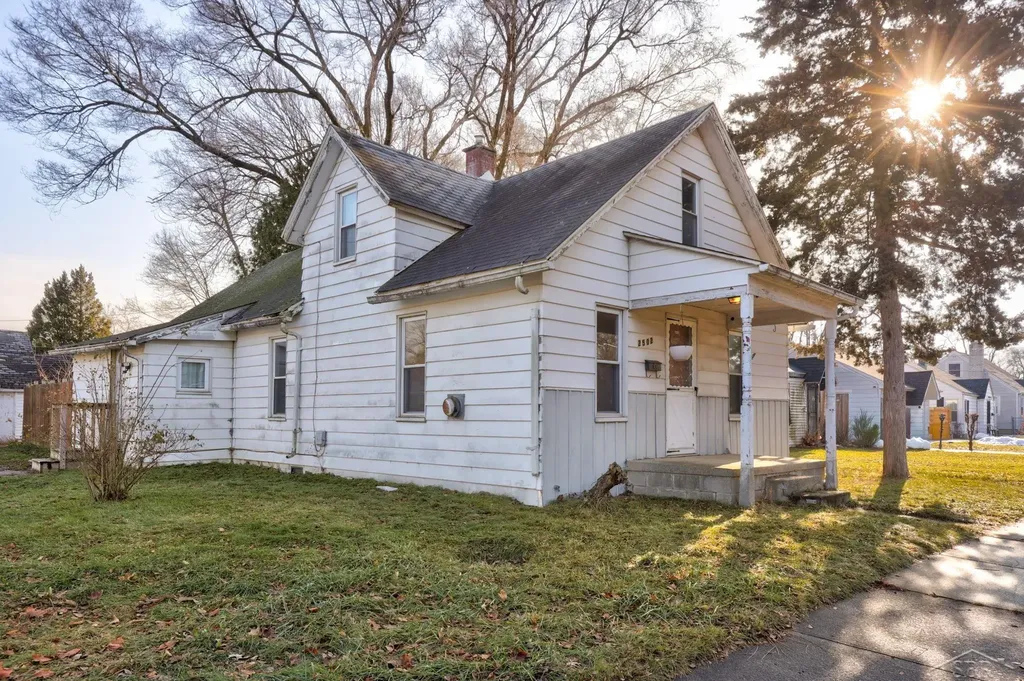2502 Robinwood Avenue Saginaw City MI 48601