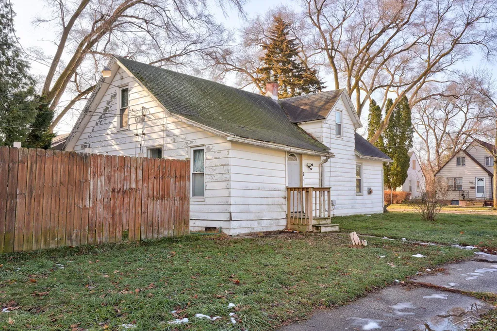 2502 Robinwood Avenue Saginaw City MI 48601