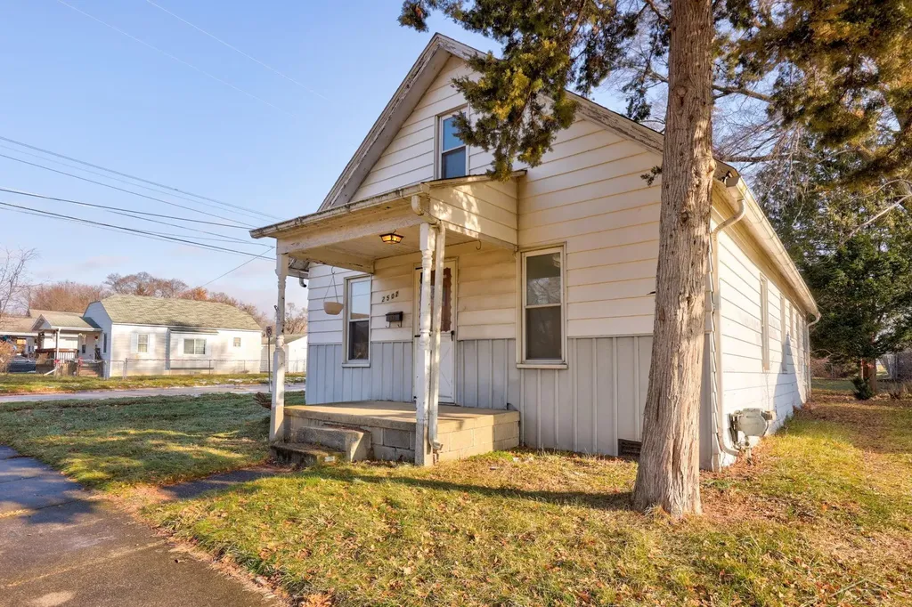 2502 Robinwood Avenue Saginaw City MI 48601