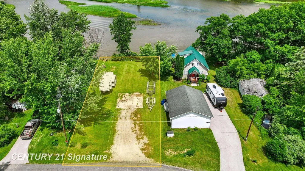5848 N Lake Drive Edenville Township MI 48657