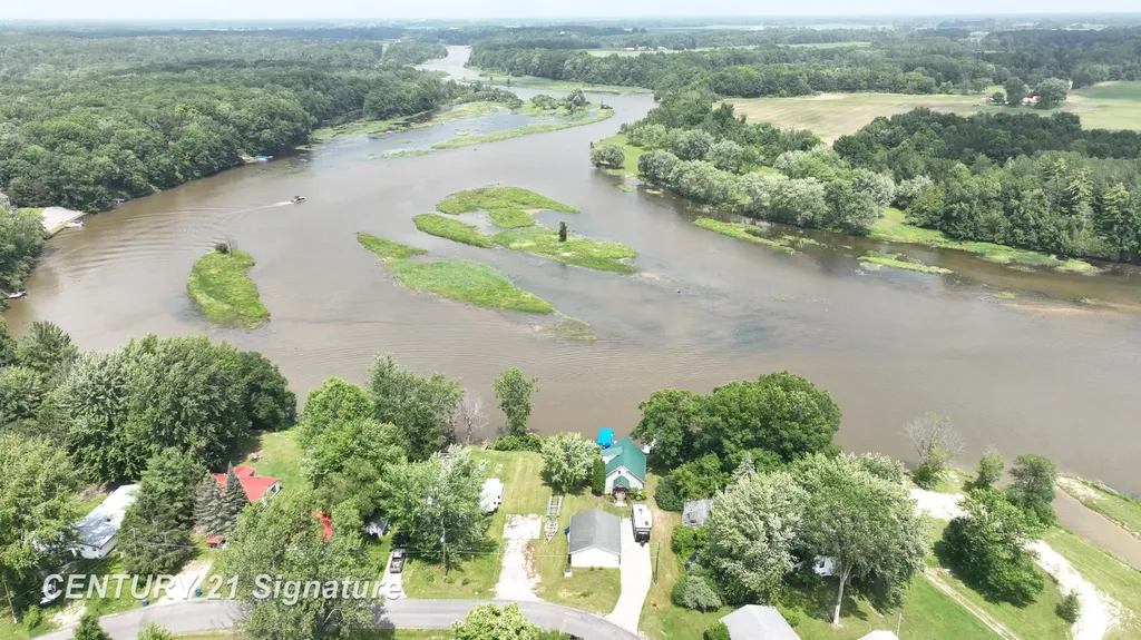 5848 N Lake Drive Edenville Township MI 48657