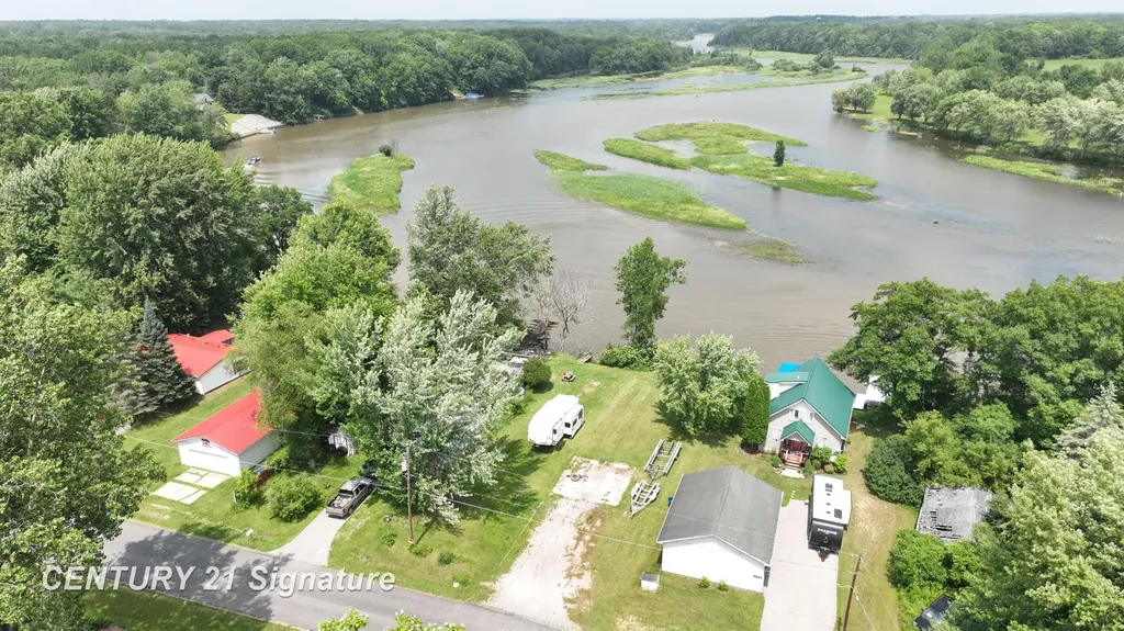 5848 N Lake Drive Edenville Township MI 48657