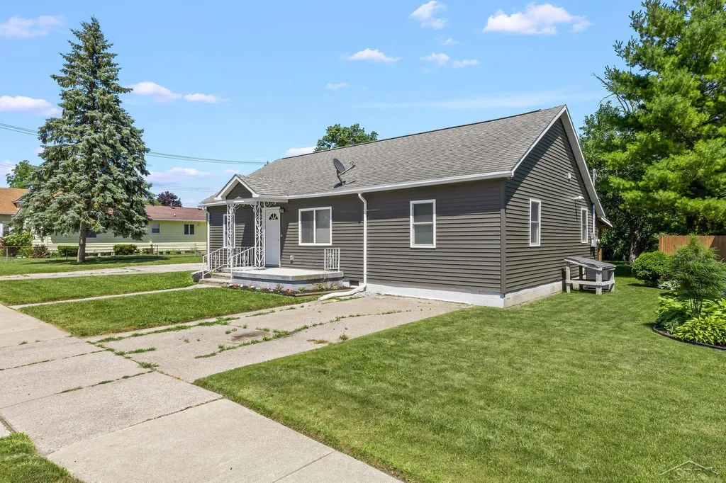 305 Braddock Street Bay City City MI 48708