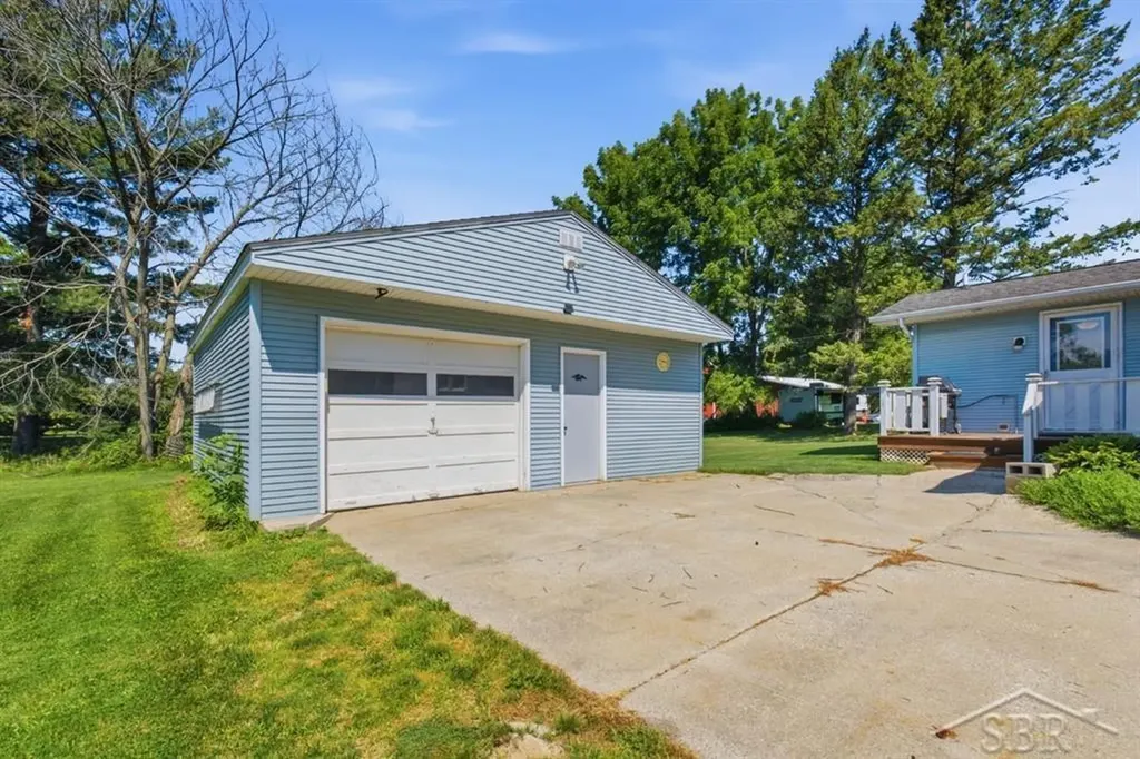 4665 N River Road Thomas Township MI 48623