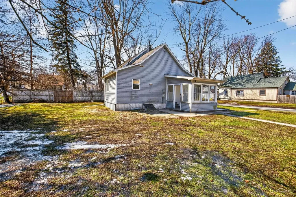 1724 Maine Street Saginaw City MI 48602