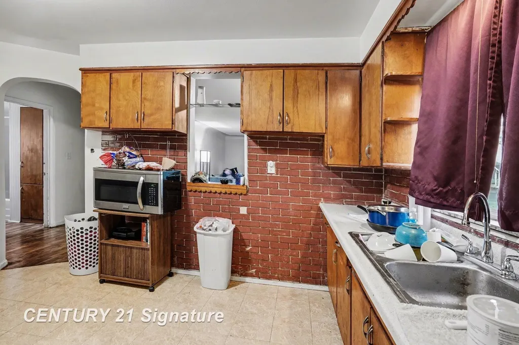 2002 Marquette Street Saginaw City MI 48602