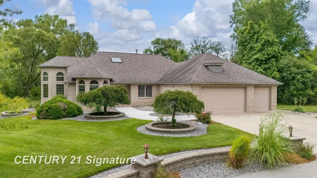 5790 Dunrovin Drive Saginaw Charter Township MI 48638