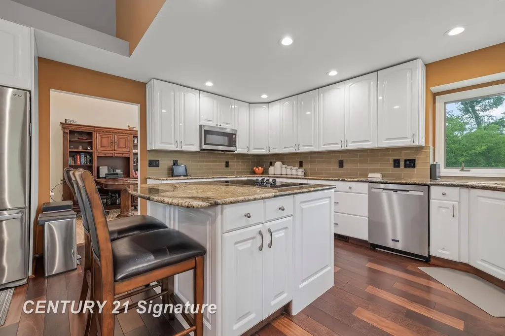5790 Dunrovin Drive Saginaw Charter Township MI 48638
