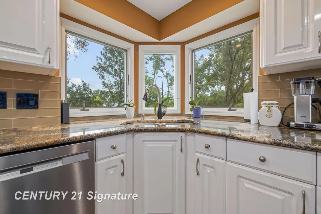 5790 Dunrovin Drive Saginaw Charter Township MI 48638