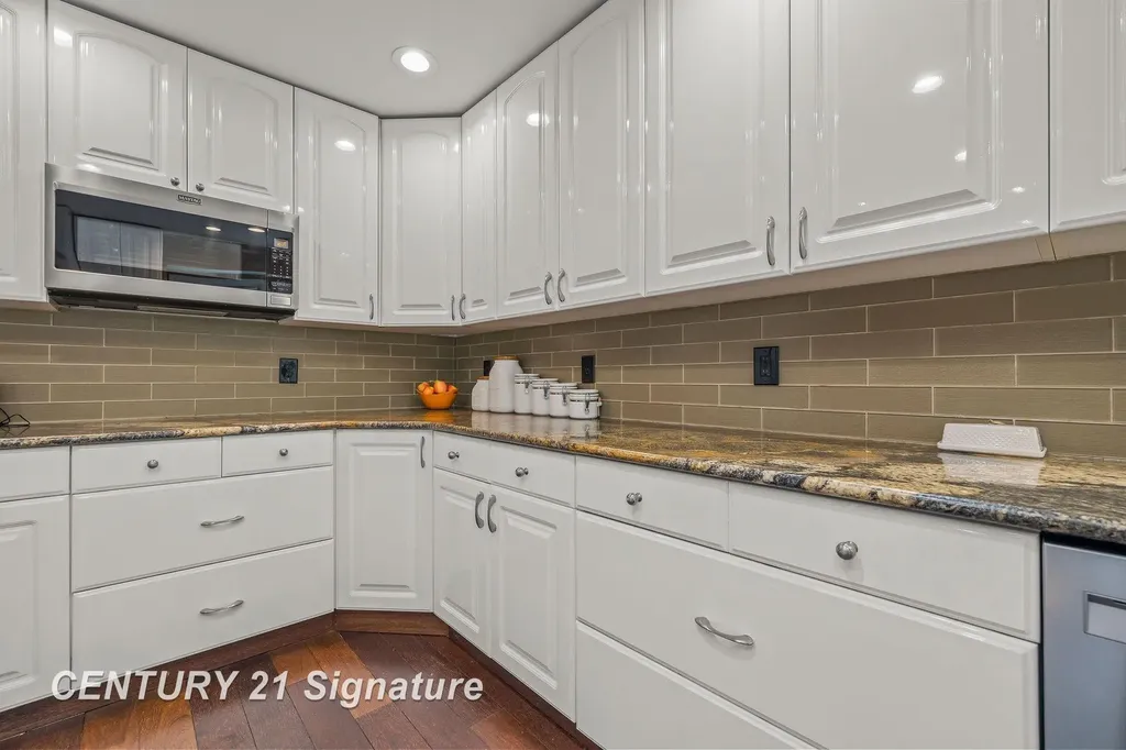 5790 Dunrovin Drive Saginaw Charter Township MI 48638