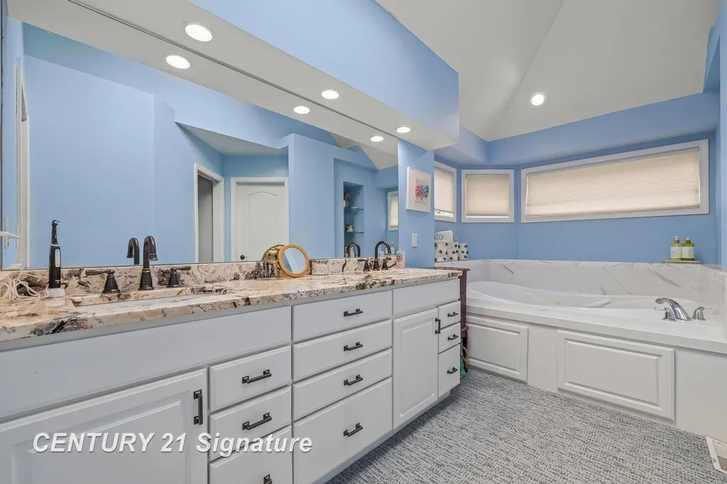 5790 Dunrovin Drive Saginaw Charter Township MI 48638
