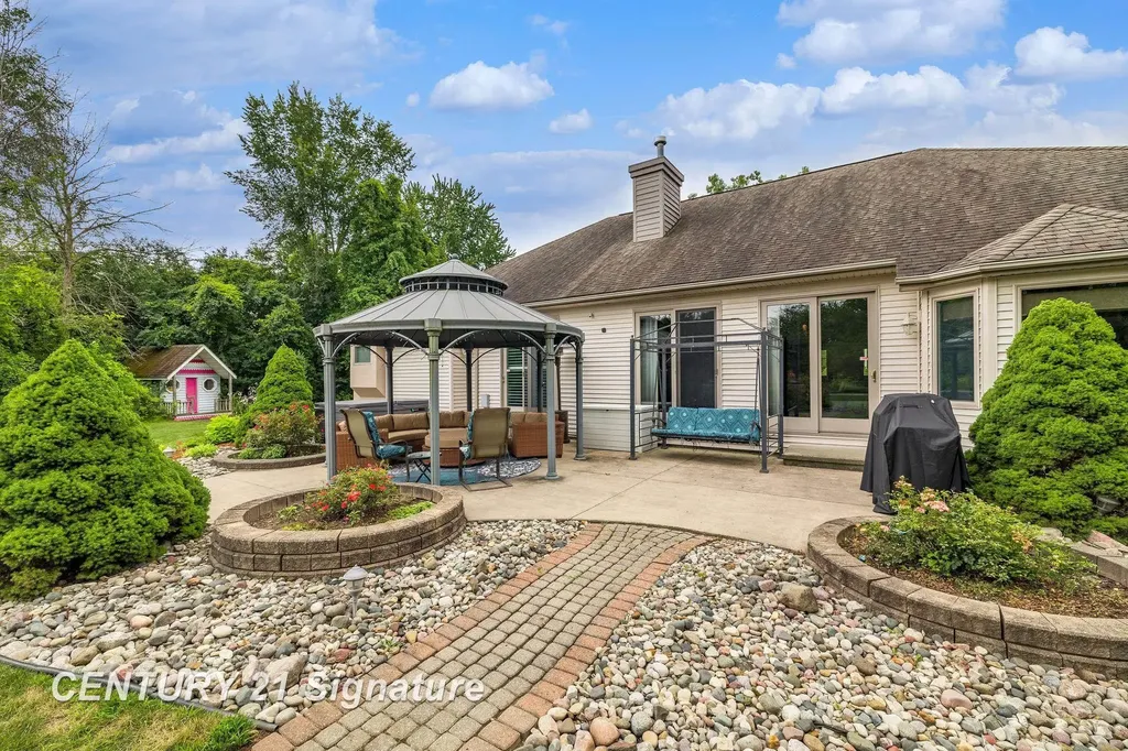 5790 Dunrovin Drive Saginaw Charter Township MI 48638