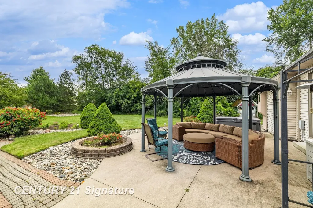 5790 Dunrovin Drive Saginaw Charter Township MI 48638