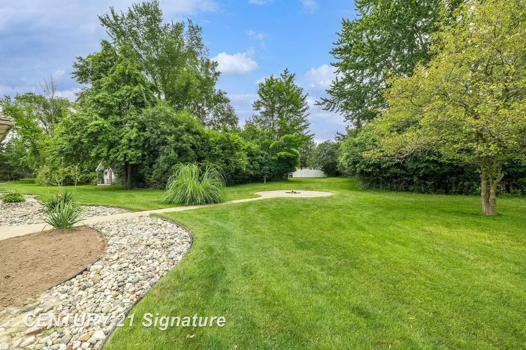 5790 Dunrovin Drive Saginaw Charter Township MI 48638