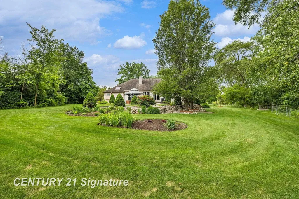 5790 Dunrovin Drive Saginaw Charter Township MI 48638