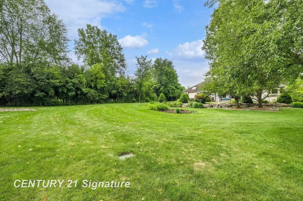 5790 Dunrovin Drive Saginaw Charter Township MI 48638