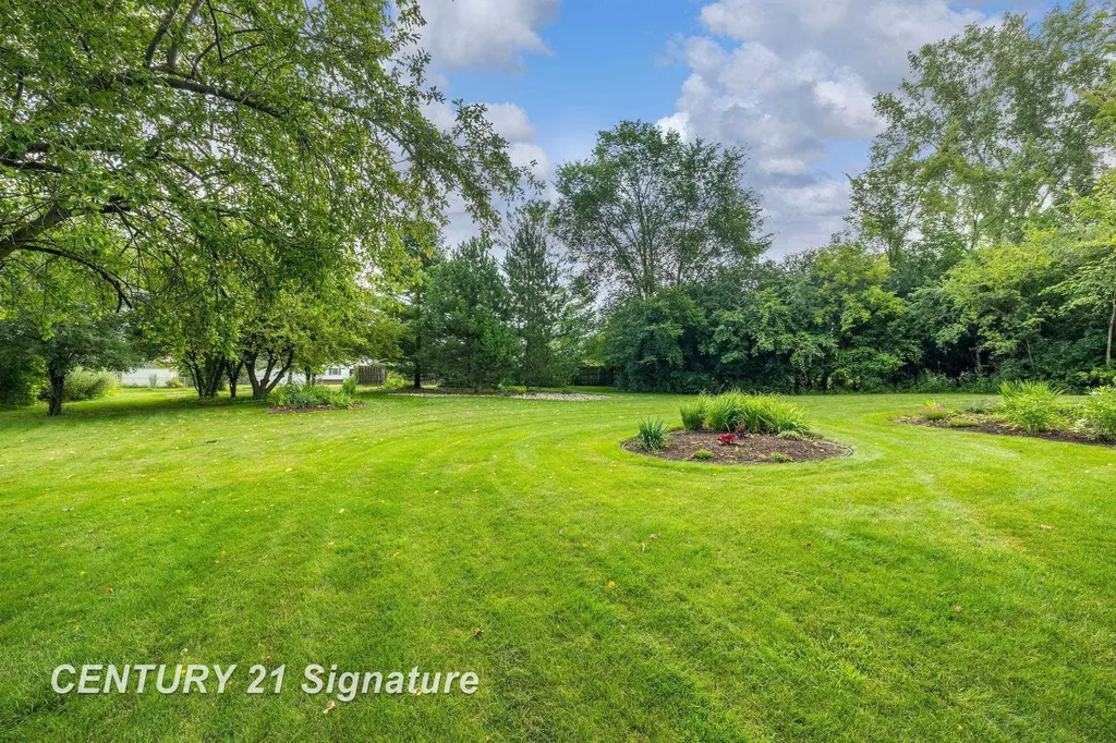 5790 Dunrovin Drive Saginaw Charter Township MI 48638