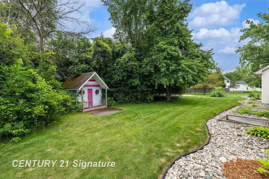 5790 Dunrovin Drive Saginaw Charter Township MI 48638