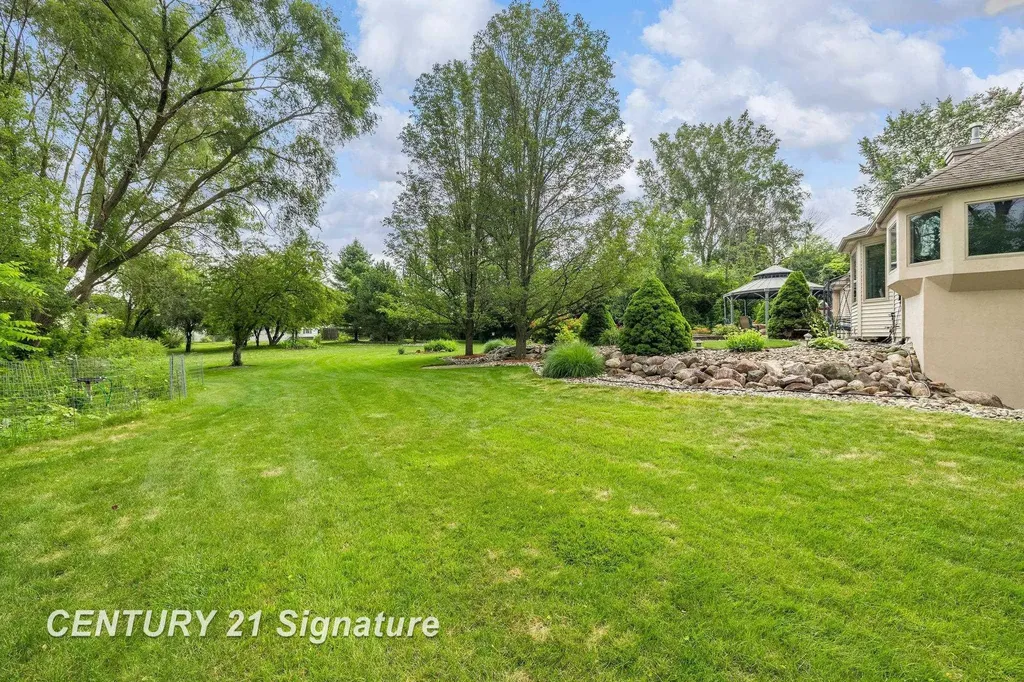 5790 Dunrovin Drive Saginaw Charter Township MI 48638