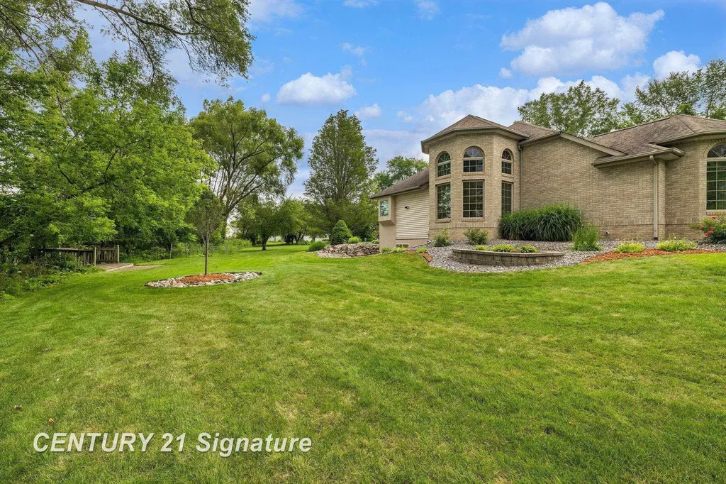 5790 Dunrovin Drive Saginaw Charter Township MI 48638