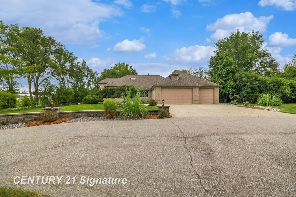 5790 Dunrovin Drive Saginaw Charter Township MI 48638
