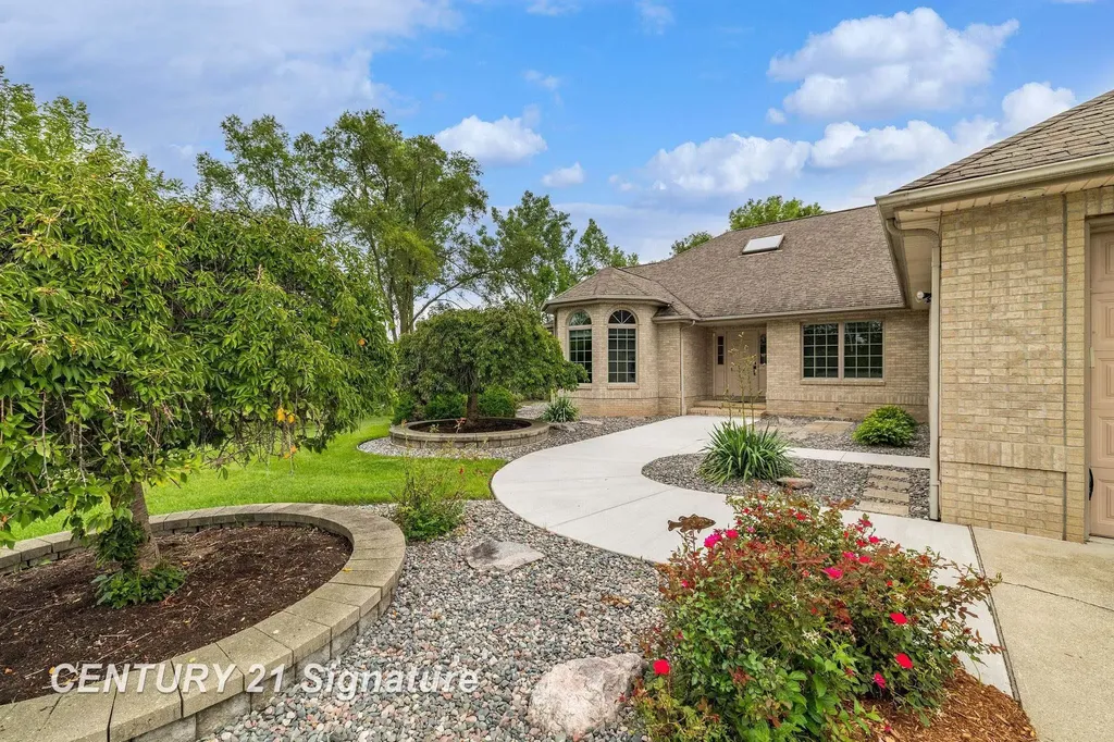 5790 Dunrovin Drive Saginaw Charter Township MI 48638