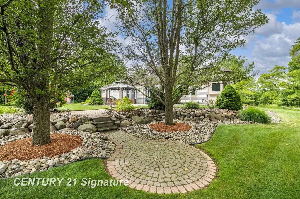 5790 Dunrovin Drive Saginaw Charter Township MI 48638
