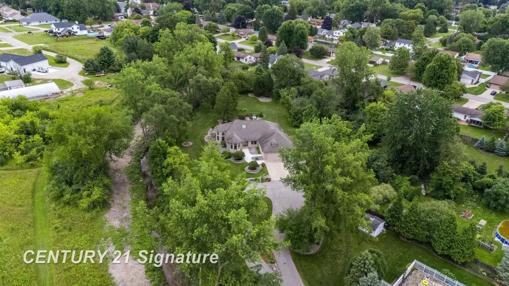 5790 Dunrovin Drive Saginaw Charter Township MI 48638