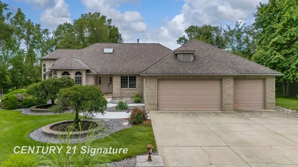 5790 Dunrovin Drive Saginaw Charter Township MI 48638