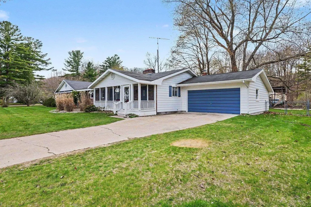 1596 Douglas Drive Alabaster Township MI 48763