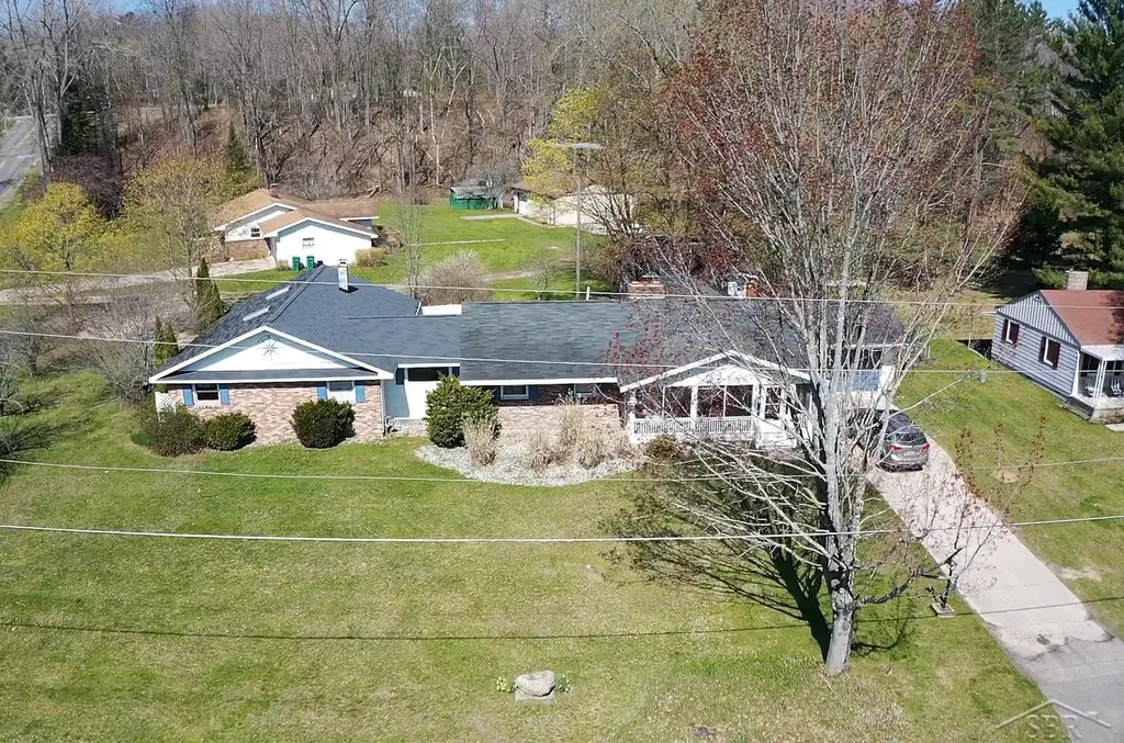 1596 Douglas Drive Alabaster Township MI 48763