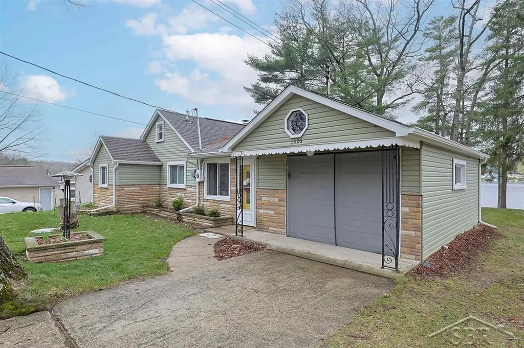 1320 Hillcrest Drive Garfield Township MI 48632
