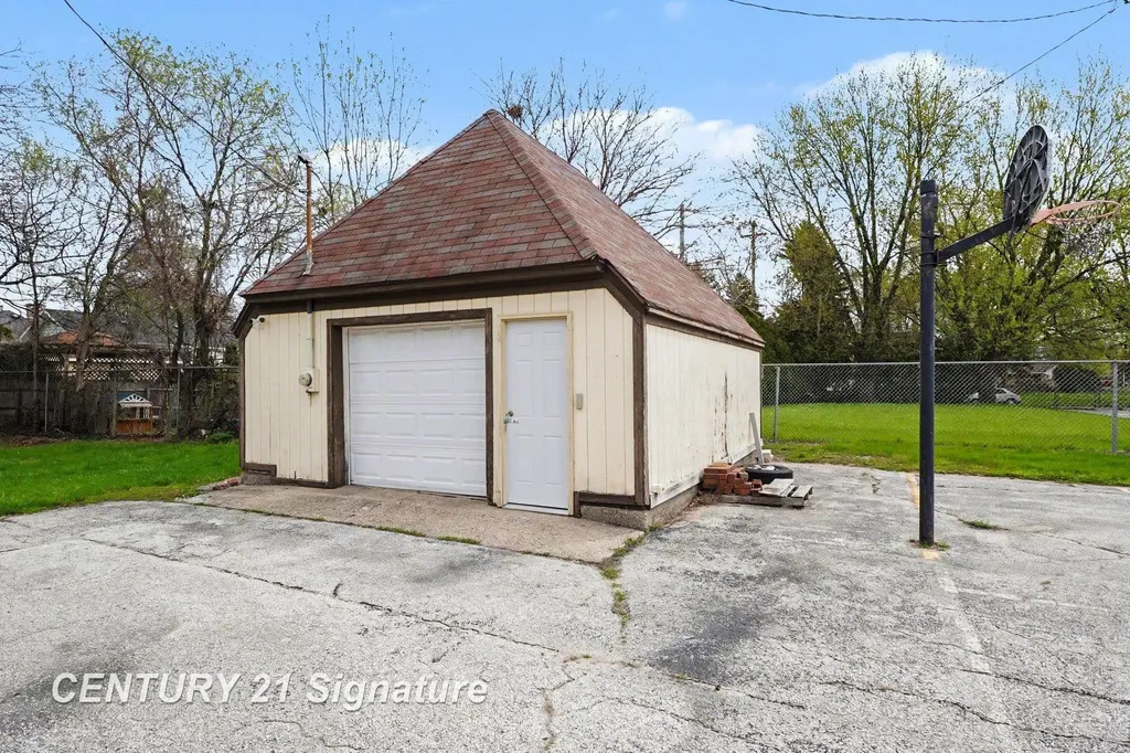 302 Tuscola Road Bay City City MI 48708