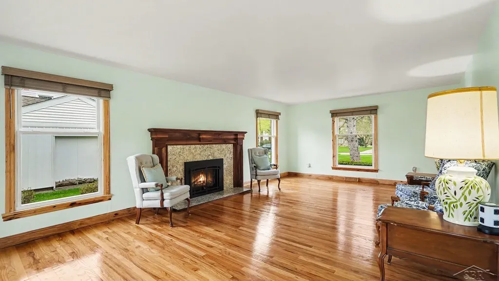 341 Foxboro Road Saginaw Charter Township MI 48638