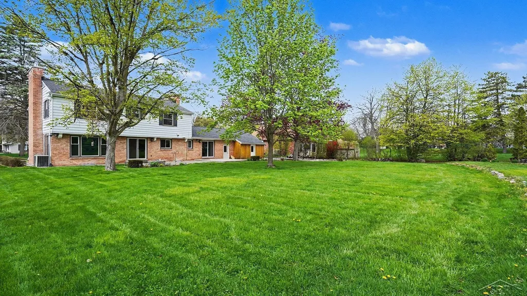 341 Foxboro Road Saginaw Charter Township MI 48638
