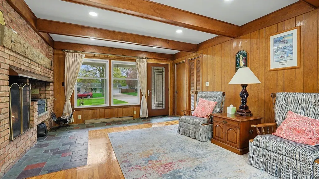 341 Foxboro Road Saginaw Charter Township MI 48638