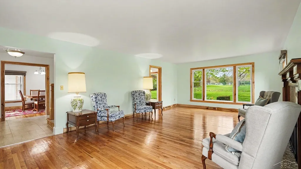 341 Foxboro Road Saginaw Charter Township MI 48638
