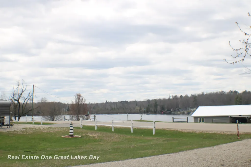 948 Richland Avenue Hill Township MI 48635