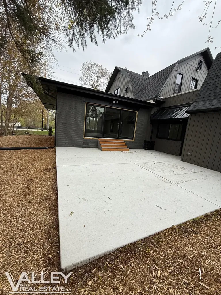 175 W Washington Street Tittabawassee Township MI 48623