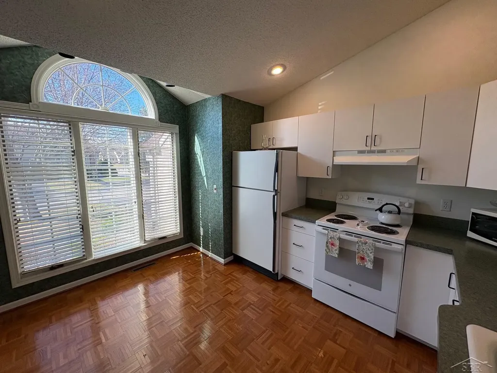 8 E Mallard Cove Drive Saginaw Charter Township MI 48603
