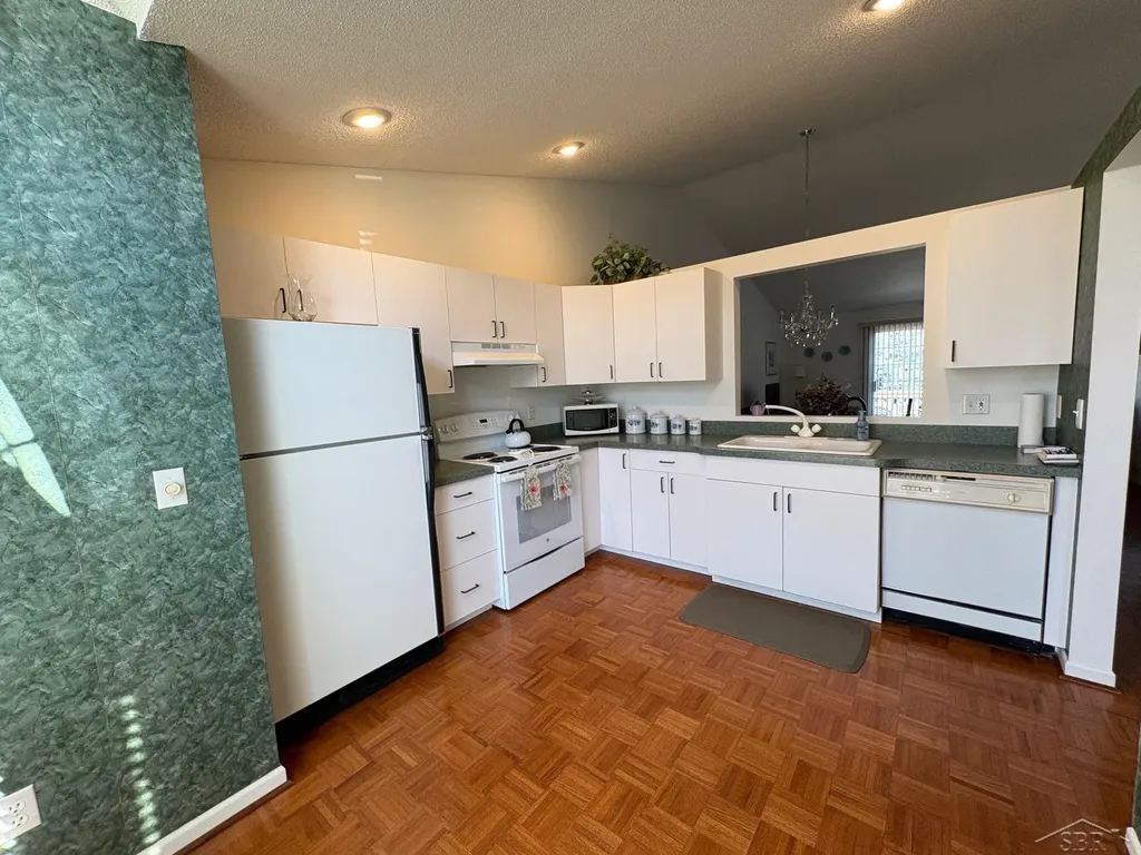 8 E Mallard Cove Drive Saginaw Charter Township MI 48603