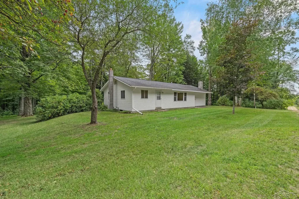20686 Lakola Road Burdell Township MI 49688