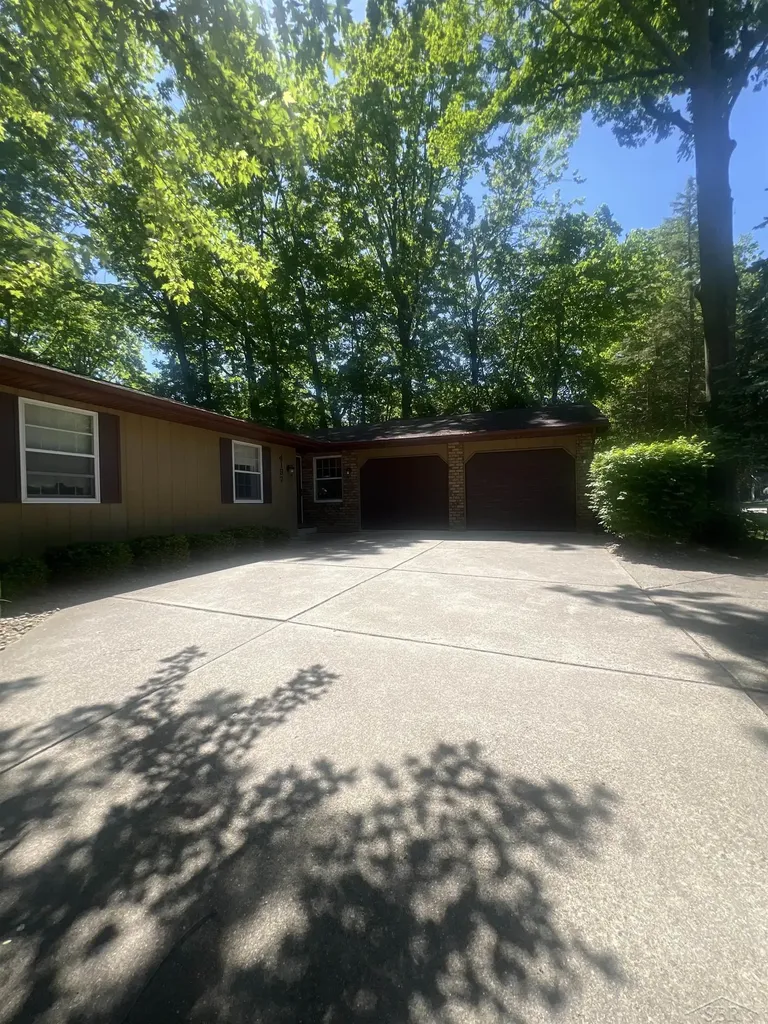 4197 Scarlet Oak Drive Saginaw Charter Township MI 48603