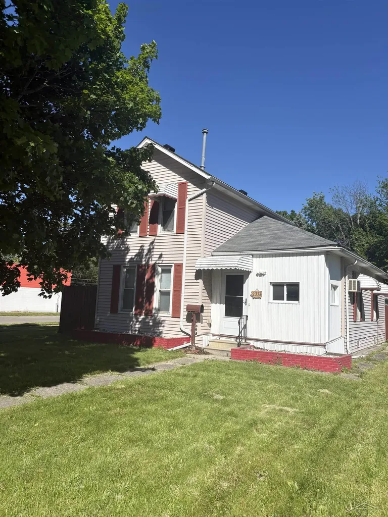 2351 S Michigan Street Saginaw City MI 48602