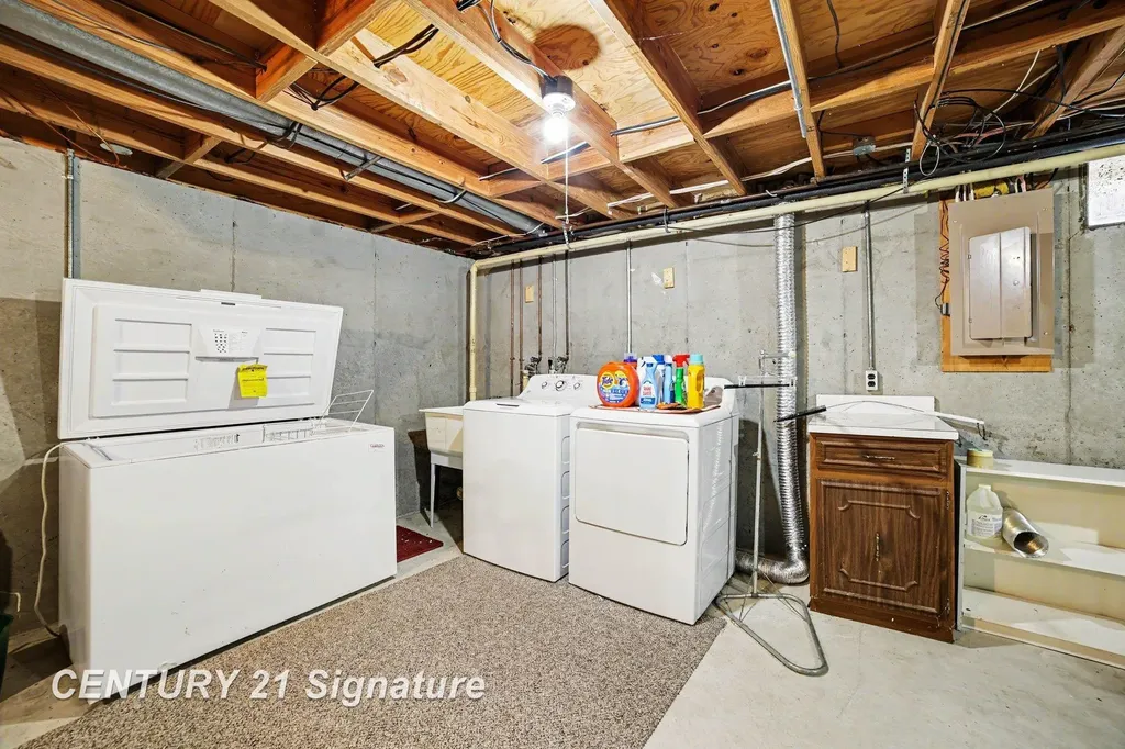 4403 Robinhood Terrace Midland City MI 48642