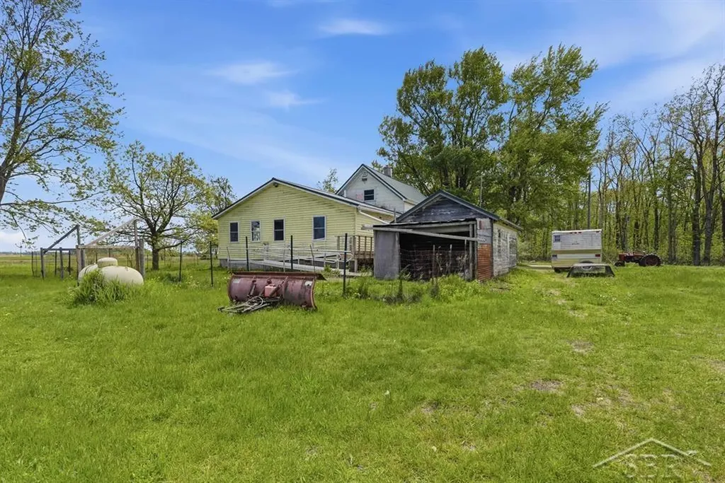 412 W Almeda Beach Road Garfield Township MI 48650