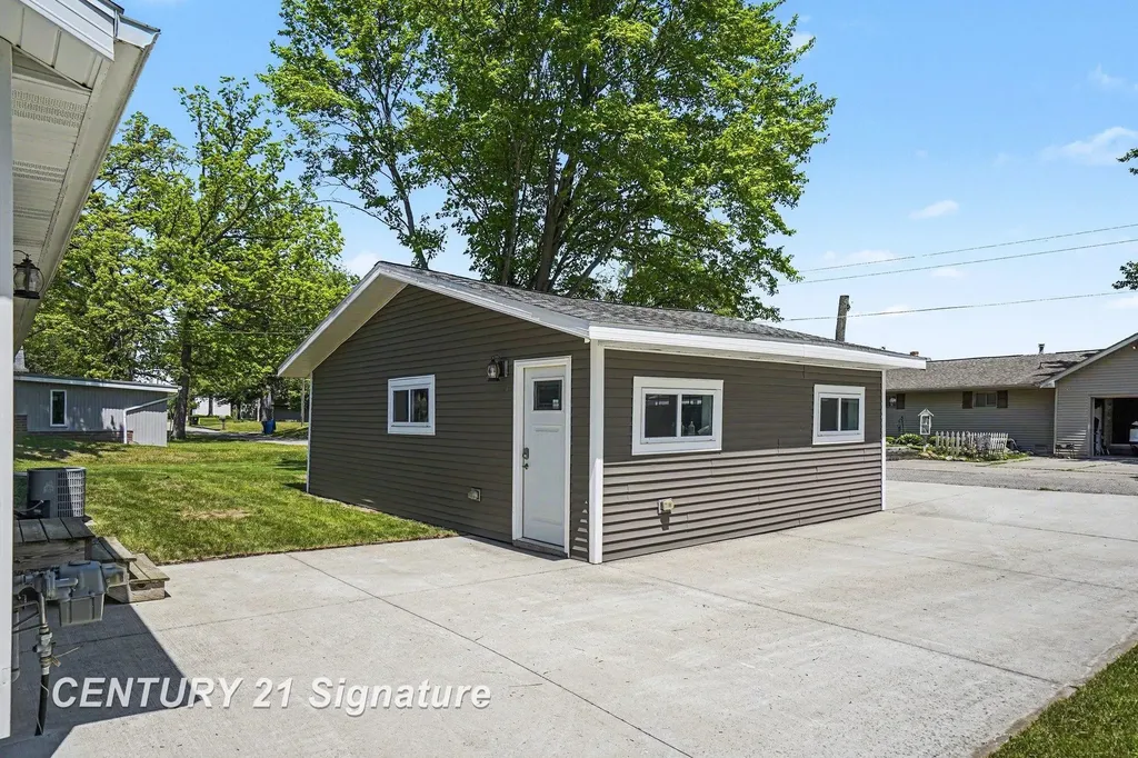 5458 Oakridge Drive Tobacco Township MI 48612