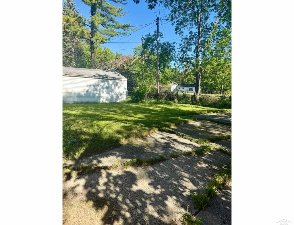 2431 Ledyard Street Saginaw City MI 48601
